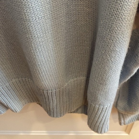 Light Blue & White long sleeved V-neck Women's Sweater in size Large - Picture 8 of 12